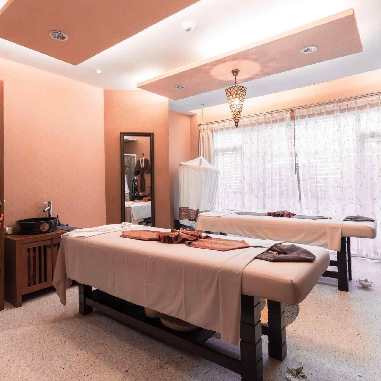 Double Bed Room https://cocohairsnails.com/wp-content/uploads/2018/10/spa-inside-bg-2-1280x1280.jpg